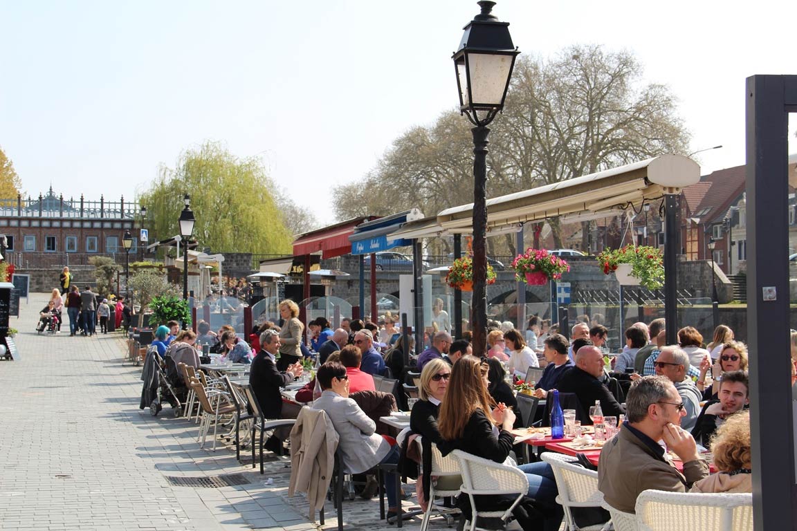 A relaxing pavement cafe in Amiens