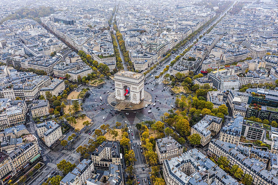 Stand in Awe of the Iconic Arc de Triomphe – A Symbol of Parisian Grandeur and History!