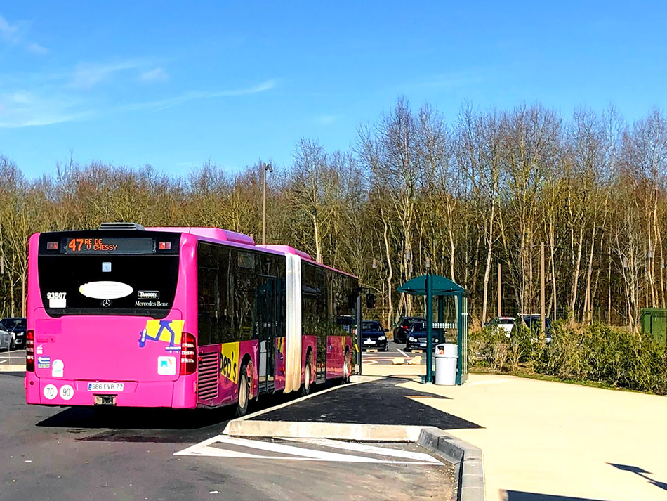 Bus 47 for the easy and quick journey between Villages Nature and Disneyland Paris